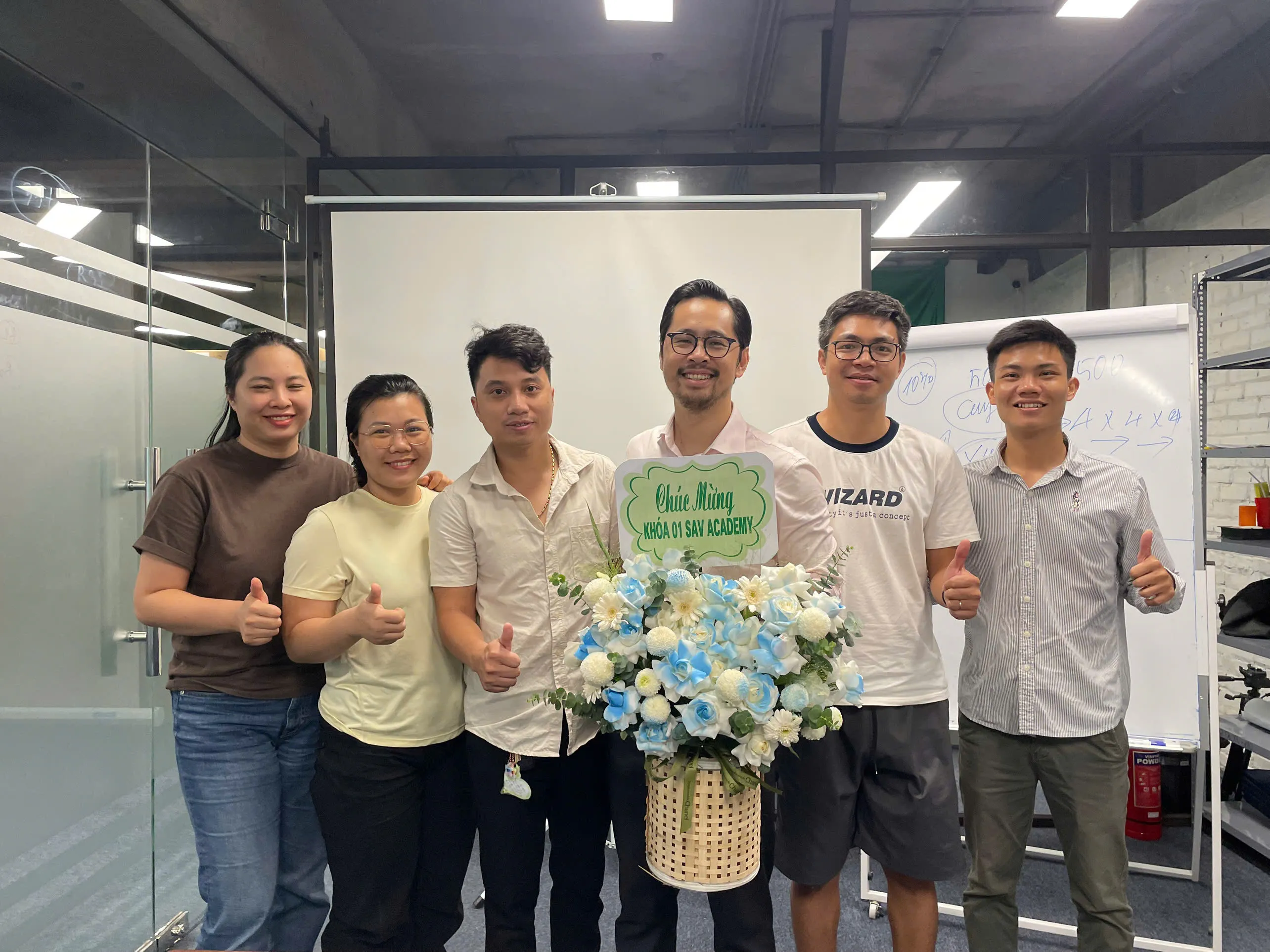 Người tham dự chụp ảnh cùng Trần Ngọc Hải tại buổi SAV Open Class đầu tiên